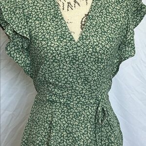 Green calico wrap v neck babydoll ruffled sleeve top small Monteau Los Angeles